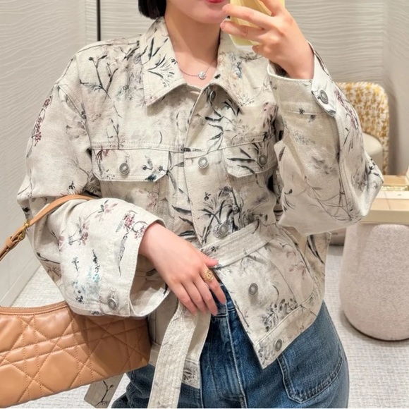 Short Belted Jacket
Beige Cotton Denim with Multicolor Millefiori Motif Fr36 - Picture 6 of 6